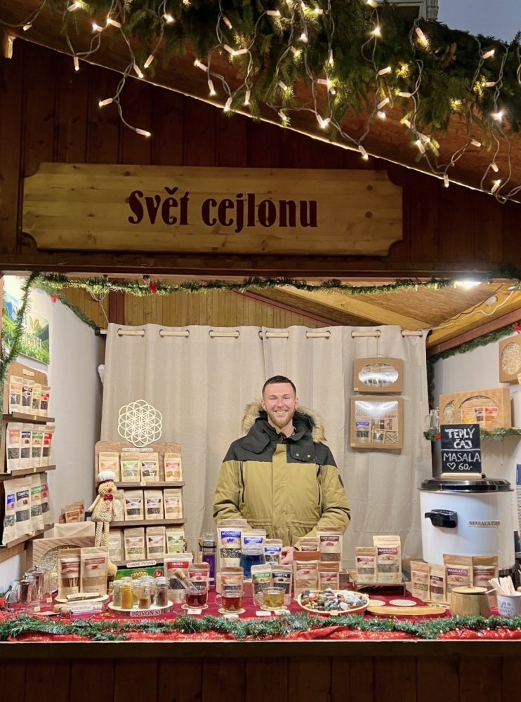 Marek Bezdíček ve stánku Svět Cejlonu na vánočních trzích